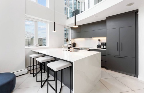 Crosstown Apartment | The Vancouver Penthouse, 2-Level, Patios, Hot Tub