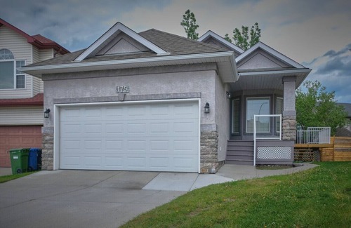 Arbour Lake Apartment | The Venetian by Grenadier Luxury Suites, Sleeps 8 Family Friendly