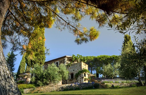 Cetona House | The villa and pool offer breathtaking views of sight