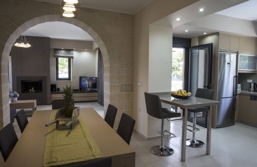 Almyrida Villa | The Villa Azalea is located in the seaside village of Almyrida in Chania.