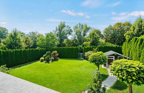 Waggershausen Villa | The Villa Toscana, a serene retreat in Center of Friedrichshafen City with lush green lawns, terrace & private garage- Lidl, Bakery walking distance- Bodenseecenter, Sportsbad 3 mins, Lake 7 mins