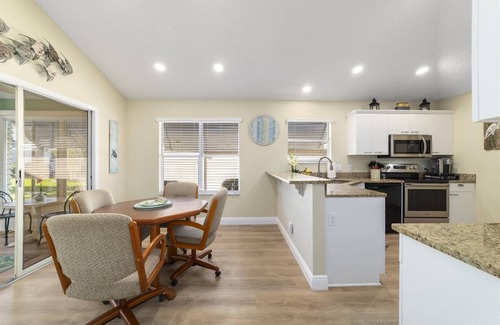 Del Mar House | The Villages! 2 Squares!-Pool access -Free Wifi-All Amenities-Shopping galore!