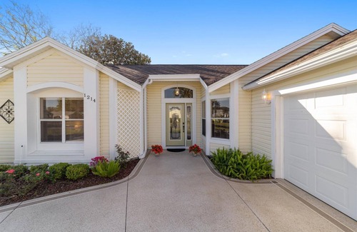 Del Mar House | The Villages! 2 Squares!-Pool access -Free Wifi-All Amenities-Shopping galore!