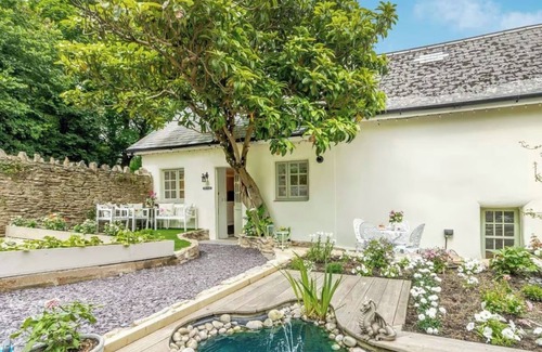 Paignton Cottage | The Vinery - Cosy Cottage, Village, Pubs, Dog Walks Playground, 3 miles to Coast
