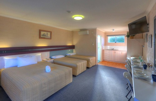 Stanthorpe Hotel | The Vines Motel and Cottages