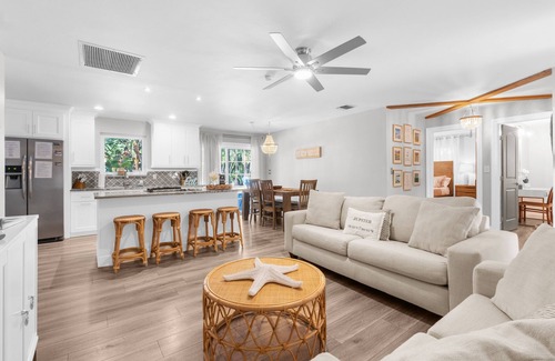 Riverside House | The W House Jupiter- Minutes from the beach! Heated Pool and Tiki Hut