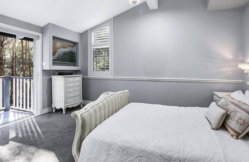 Wahroonga House | The Wahroonga Oasis (ISYD) - A Unique 4 Bedroom Oasis Retreat with office space that can converted be self-contained studio with bathroom and kitchen
