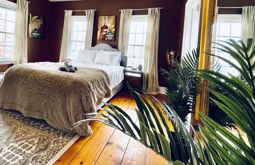 Warwick Apartment | The Warwick Charm - Right in the Village!