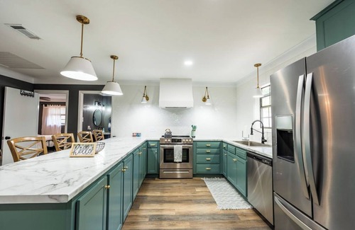Higden House | The Waters Edge on Greers Ferry lake. Take a walk to personal pebble beach