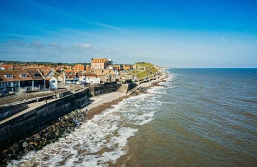 Sheringham House | The Wave - 3 bed beach front home in Sheringham