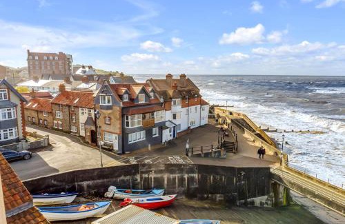 Sheringham House | The Wave - 3 bed beach front home in Sheringham