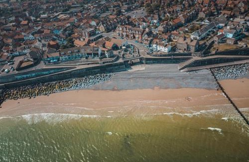 Sheringham House | The Wave - 3 bed beach front home in Sheringham