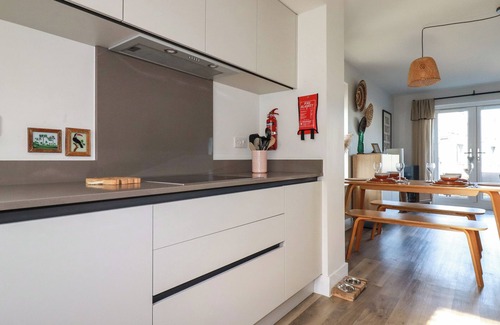 Crantock Cottage | THE WAVES, pet friendly, country holiday cottage in Crantock