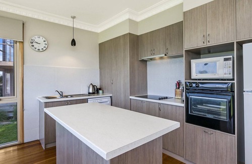 Port Fairy House | The Waves - Sit Back And Watch The Waves Roll In