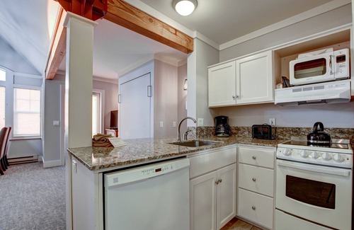 Downtown Cannon Beach Hotel | The Waves/The Argonauta Inn/The White Heron Lodge