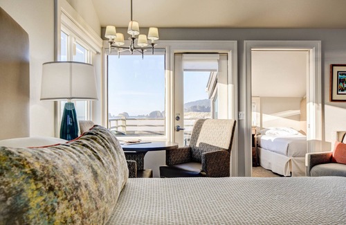 Downtown Cannon Beach Hotel | The Waves/The Argonauta Inn/The White Heron Lodge