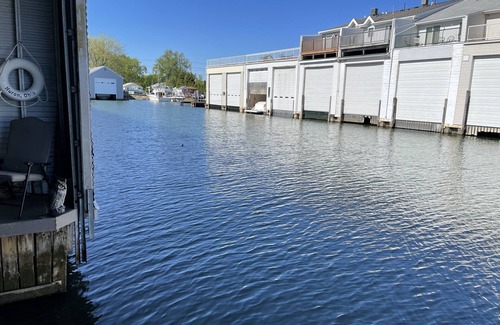Sandusky House | The Wayward Sailor's Boathouse - Minutes to Cedar Point