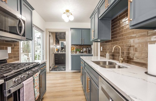 New Albany House | The White House on Oak - Minutes from Louisville