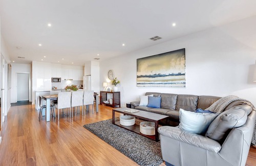 Yarrawonga House | The Willows overlooking Lake Mulwala and parkland