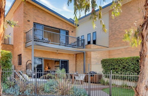 Yarrawonga House | The Willows overlooking Lake Mulwala and parkland