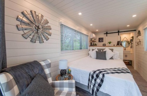 Waco Hotel | The Windmill-Tiny Container Home min to Magnolia