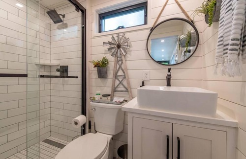 Waco Hotel | The Windmill-Tiny Container Home min to Magnolia