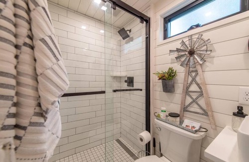 Waco Hotel | The Windmill-Tiny Container Home min to Magnolia