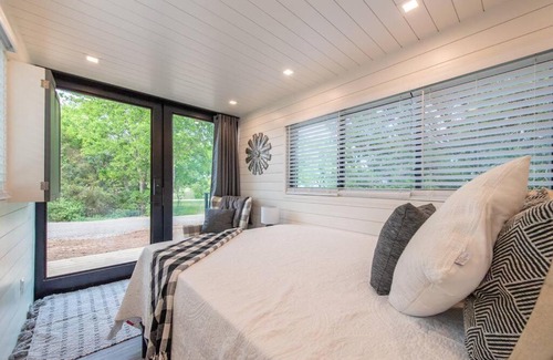 Waco Hotel | The Windmill-Tiny Container Home min to Magnolia