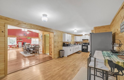Grand Junction House | The Wolf Den :Fall Colors & Cozy Evenings – The Perfect Autumn Getaway