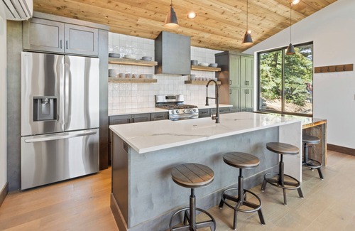 Island Park Cabin | The Wolf Den - New Modern Lakefront Cabin near West Yellowstone