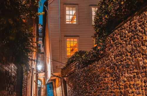 Rochester Cottage | The Wonky House - a holiday let that sleeps 8 guests in 4 bedrooms