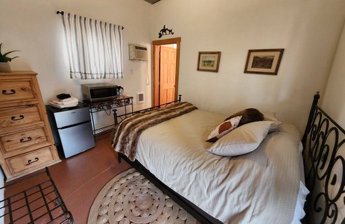 Oracle Resort | The Wrangler @C.O.D. Ranch! Perfect romantic spot for 2 w/views & hiking trails