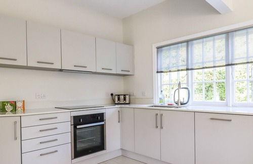 Howlett End Cottage | THE WRITERS COTTAGE, pet friendly, with a garden in Finchingfield