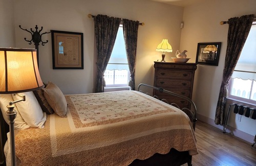 Tombstone Cottage | The Wyatt Earp House - 1 block from OK Corral