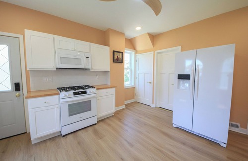Bay View House | The Yellow Stay - Charming 2-Bed Bayview Retreat Near Downtown Milwaukee