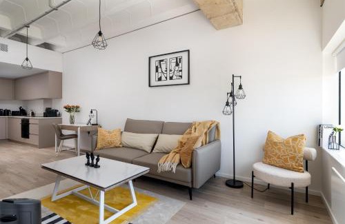 Central Milton Keynes Apartment | The Yellow Suite for Professionals at MK Central with Free Parking and Fast Wi-Fi