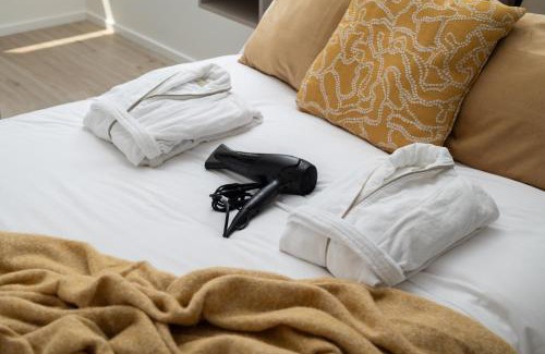 Central Milton Keynes Apartment | The Yellow Suite for Professionals at MK Central with Free Parking and Fast Wi-Fi