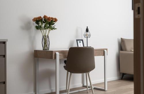 Central Milton Keynes Apartment | The Yellow Suite for Professionals at MK Central with Free Parking and Fast Wi-Fi