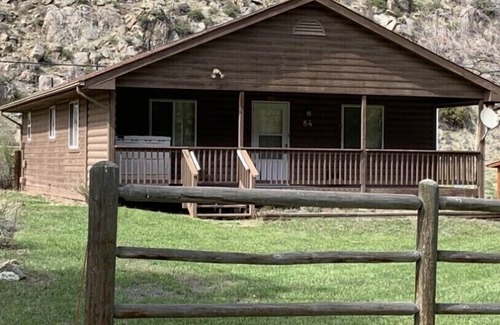 Rustic Cabin | Thee perfect getaway to enjoy all that Colorado has to offer….🏡🎣☀️🚣🏔🌲