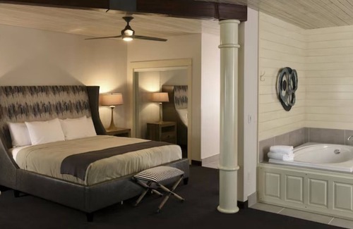 Broken Arrow Hotel | Theme Suite w/Whirlpool, Stoney Creek, Living Area w/Fireplace!