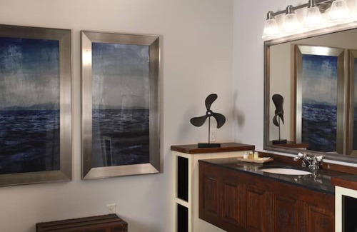 Broken Arrow Hotel | Theme Suite w/Whirlpool, Stoney Creek, Living Area w/Fireplace!