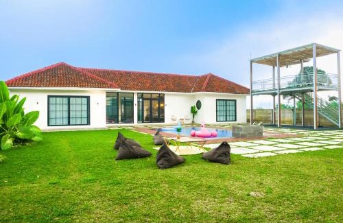 Cigombong Villa | Theolive Arrea - Spacious Private Pool and Backyard
