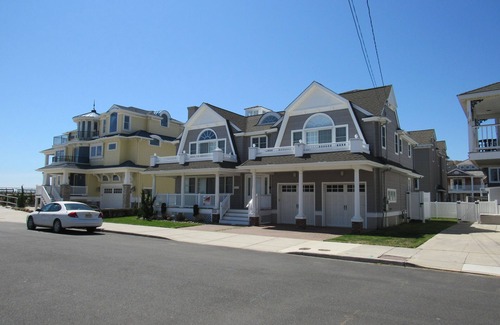 North End House | This 5 bedroom, 3 1/2 bath luxury house sleeps 10 and is located in a beach block