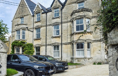 Bradford-on-Avon Cottage | This apartment has it all.
