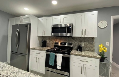 Hollywood Apartment | This apartment is a 2 bedroom(s), 1 bathrooms, located in Fort Lauderdale, FL.
