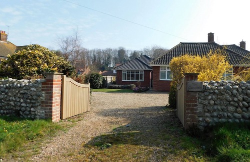 East Runton Cottage | This beautifully furnished bungalow is situated in the peaceful surroundings of Top Common in East R