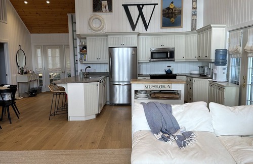 Muskoka Lakes Cottage | This Breathtaking Lake Muskoka beauty has it all!