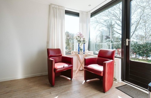 Ouddorp House | This charmingly decorated bungalow is located in a very quiet dead-end street on the award-winning holiday park De Klepperstee, just behind the dunes in Ouddorp.