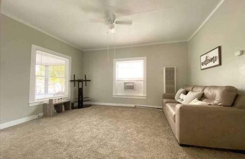 Armona Cottage | This cottage is a 2 bedroom(s), 1 bathrooms, located in Armona, CA.