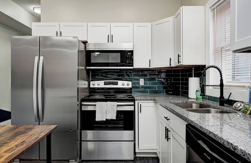 Fountain Square House | This house is a 2 bedroom(s), 2 bathrooms, located in Indianapolis, IN.